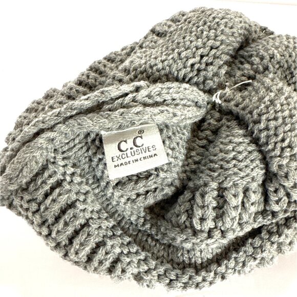 C.C Exclusives Womens Gray Knit Beanie With Faux Fur Pom - Picture 3 of 3